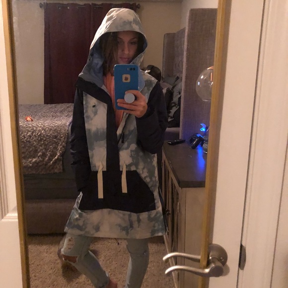 Woman’s Burton snowboarding jacket - Picture 4 of 4